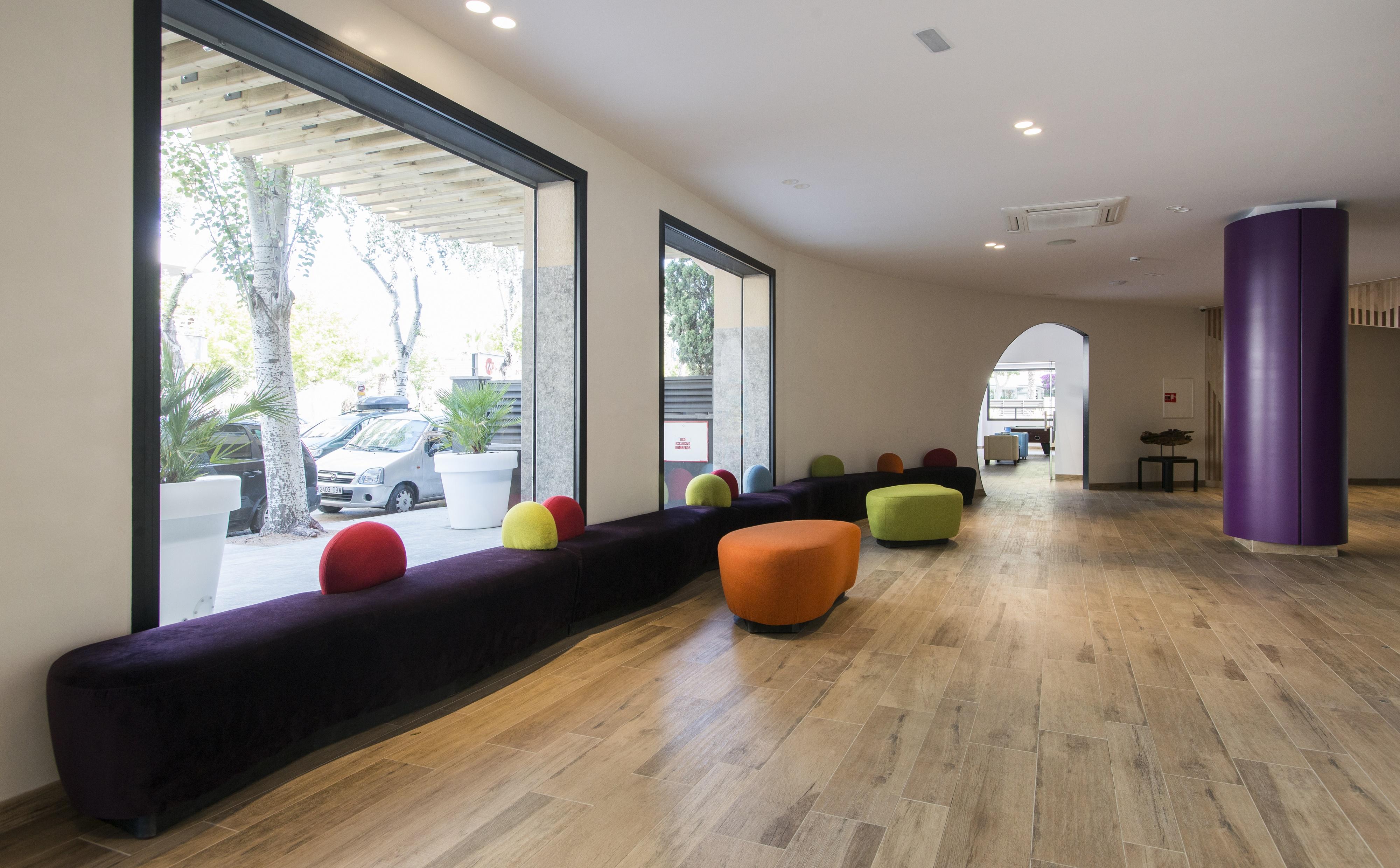 California Apartments Салоу Екстериор снимка