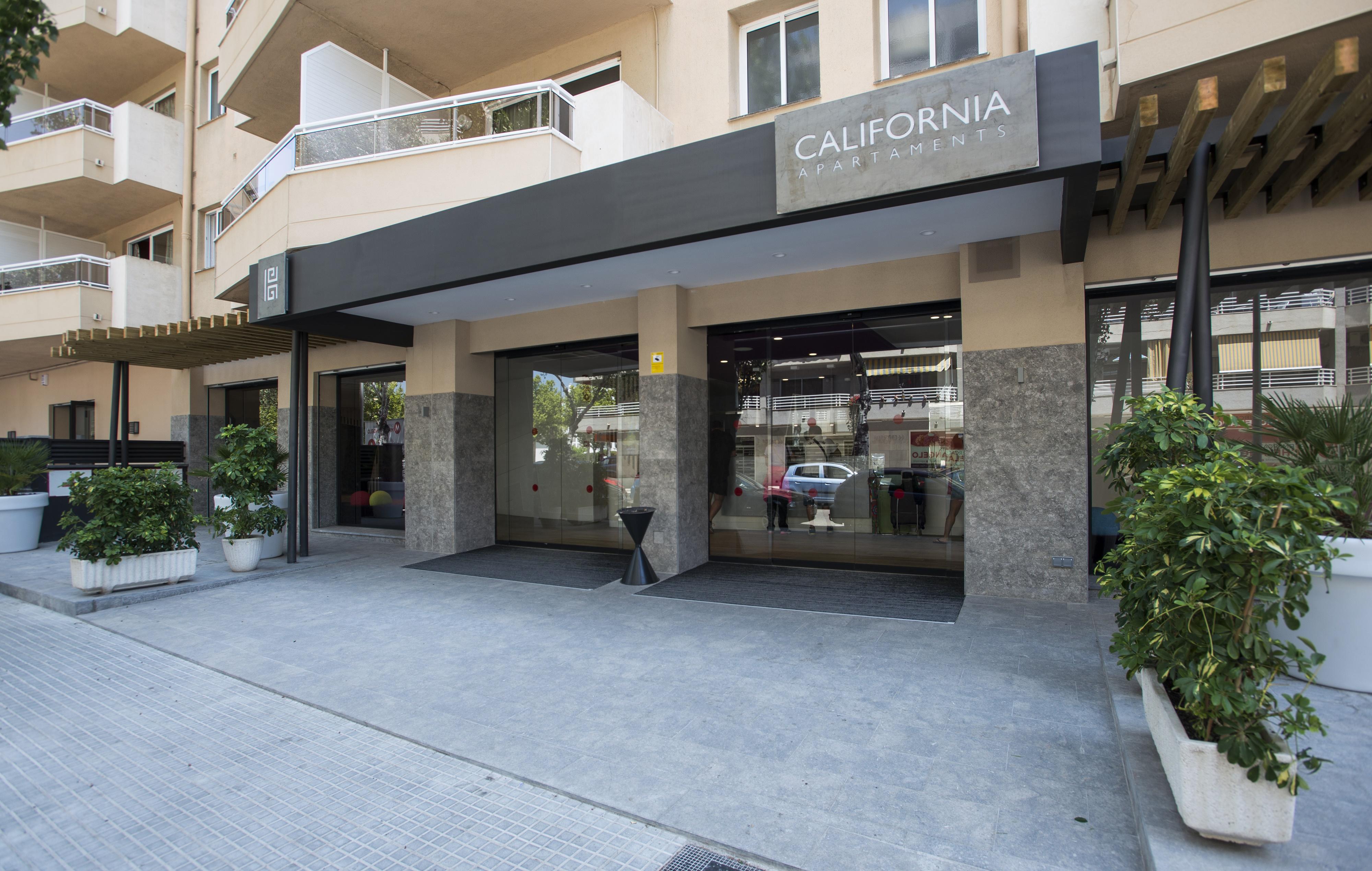 California Apartments Салоу Екстериор снимка