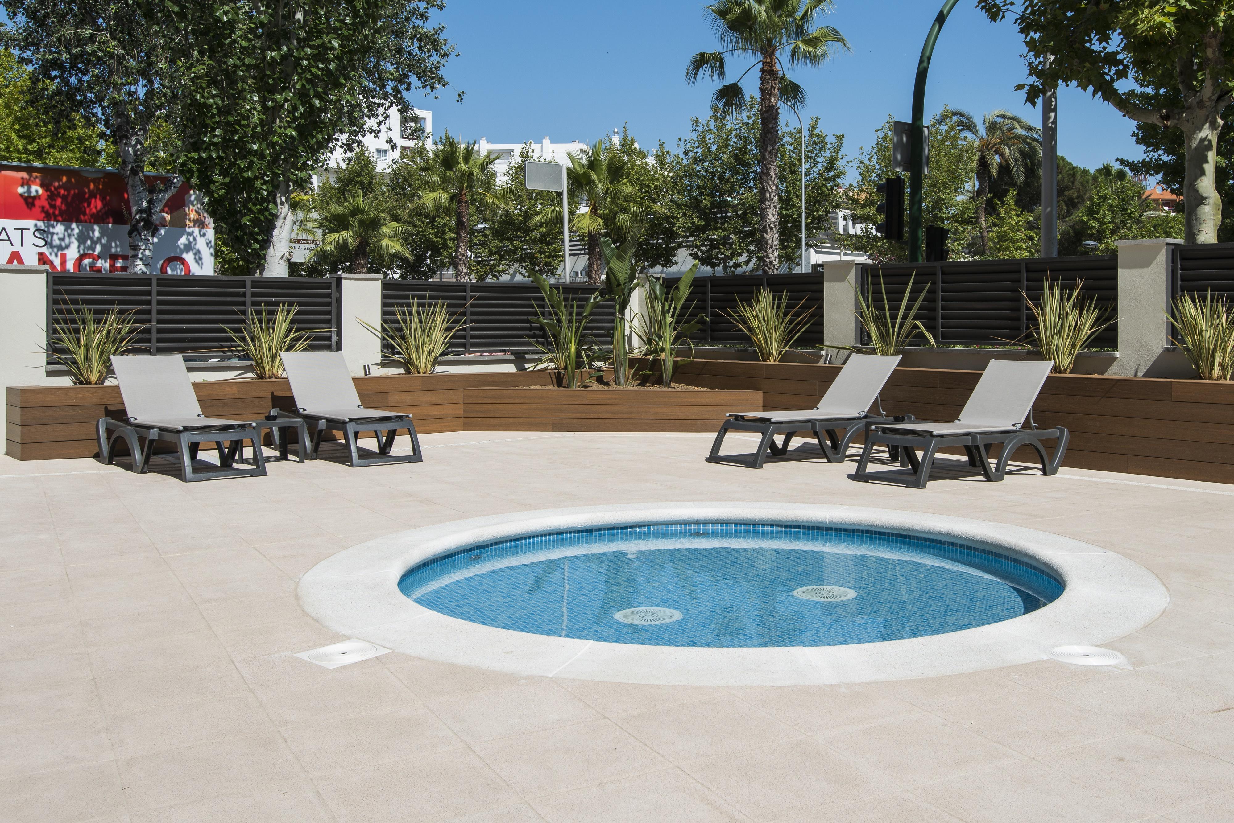 California Apartments Салоу Екстериор снимка