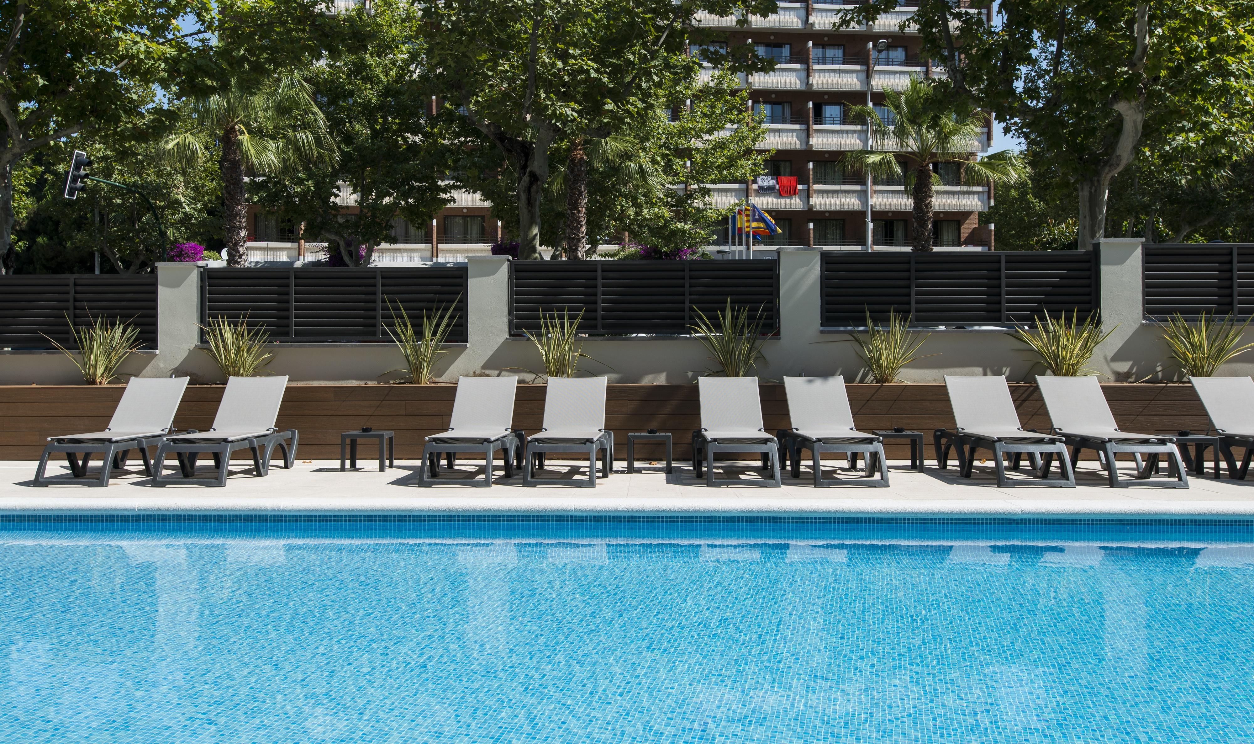California Apartments Салоу Екстериор снимка