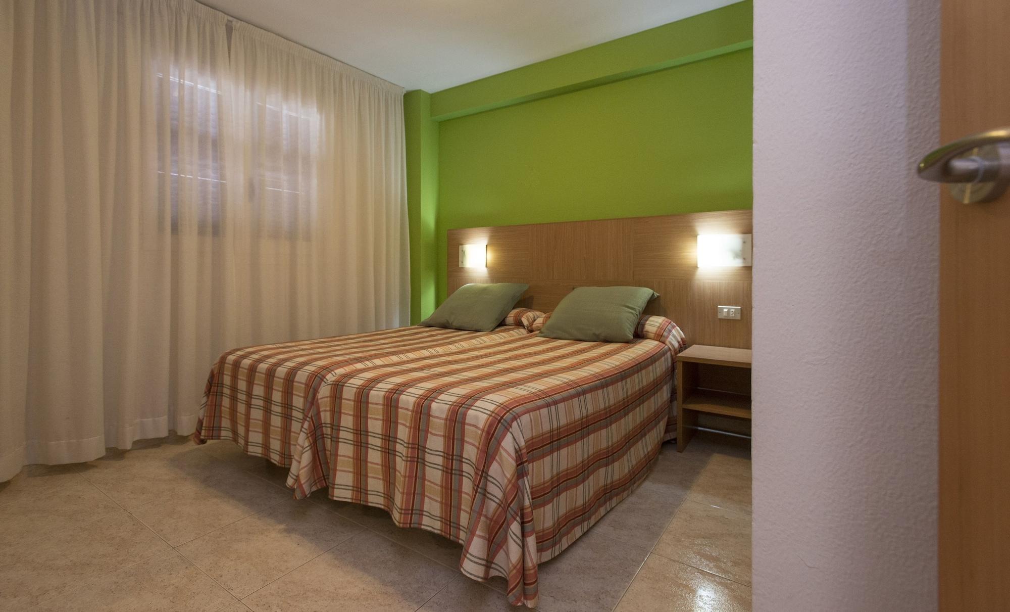 California Apartments Салоу Екстериор снимка