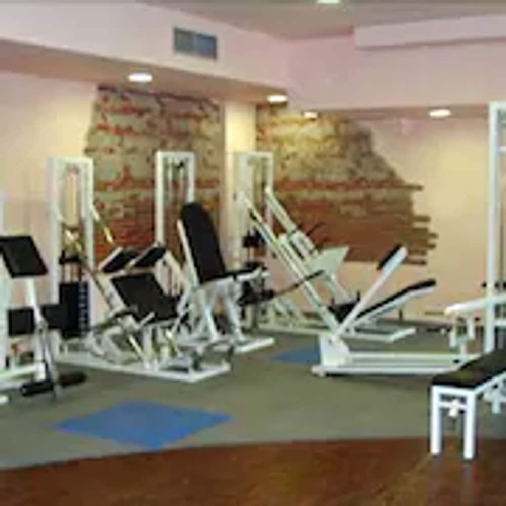 California Apartments Салоу Екстериор снимка